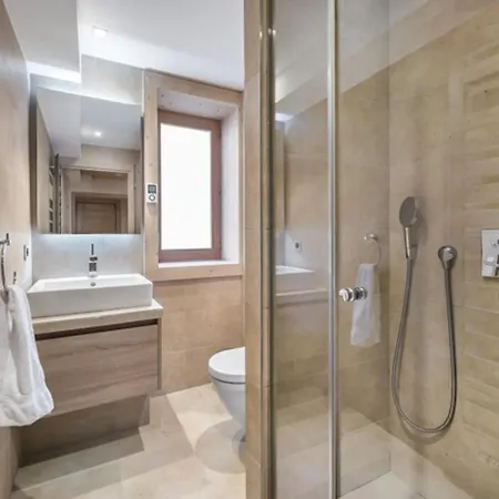 Duplex Renove Avec Parking, Proche Centre Et Remontees, Navette Et Bus A Deux Pas - Fr-1-567-41